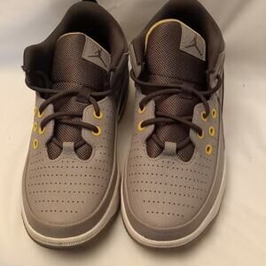 Jordan Max Aura 5 Cement Grey US 4.5Y -